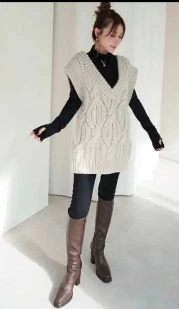 glam lips 아이보리 케이블 니트 V넥 베스트