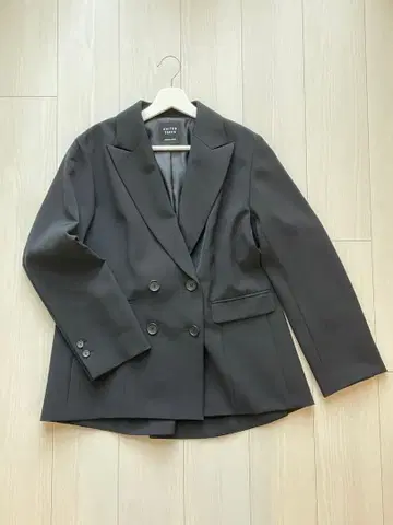 UNITED TOKYO 블랙 테일러드 자켓