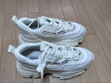 스티브 매든 화이트 통굽 스니커즈