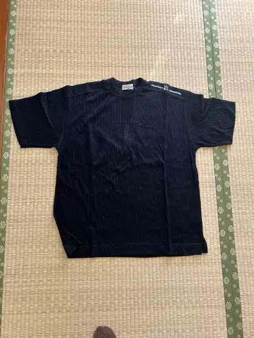 블랙 그래픽 T셔츠 반팔 산타페 50 사이즈입니다.