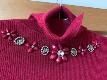 빨간색 터틀넥 스웨터 비쥬 장식 슈퍼 뷰티 44 레어