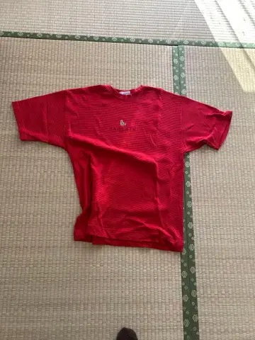 빨간색 글자 반팔 티셔츠 산타페 50 사이즈입니다.