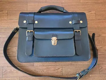 HERZ 다크 블루 가죽 백