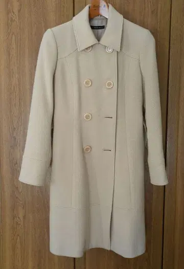 베이지 코트 벨트 포함