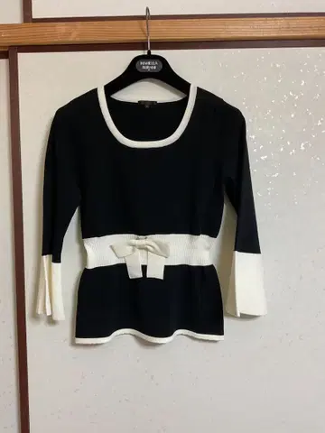 투 비 시크의 블랙과 화이트 허리 리본 포함 니트