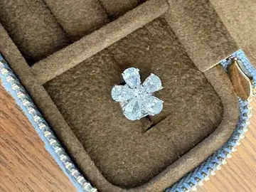 새상품 크리스탈풍 꽃 모양 브로치