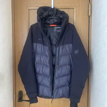 MAMMUT 후드 부착 다운 자켓 블랙/그레이