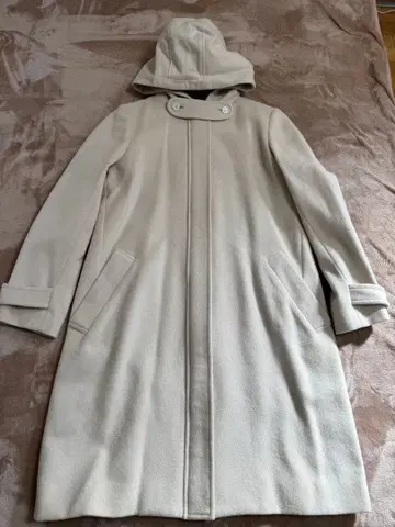 베이지 후드 부착 롱 코트