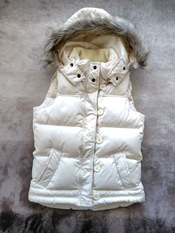 유니클로 퍼 달린 다운 베스트 M