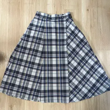 새상품급 any SiS 체크 무늬 플레어 스커트