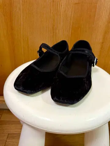 노브랜드 블랙 벨벳 스트랩 메리제인 플랫슈즈