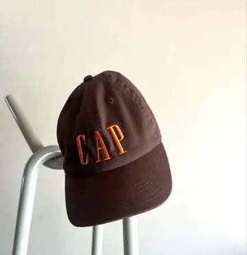 byea. 'CAP' cap 캡 브라운