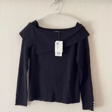 [새상품] M 쿠튀르 브로치 오프숄더 비대칭 니트 블랙