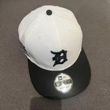 NEWERA 스냅백 캡 화이트/블랙