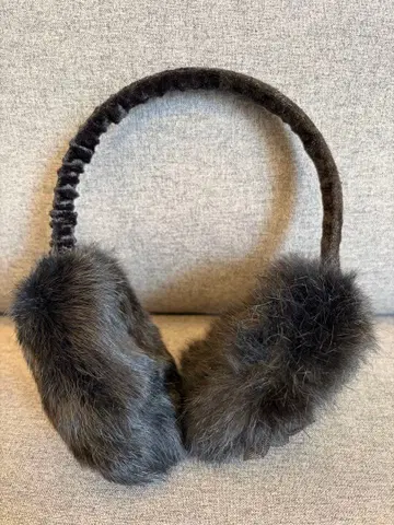 안나수이 비즈 장식 블랙 퍼 귀도리