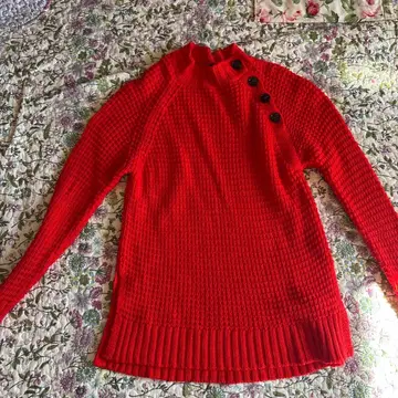 MaxMan 빨간색 버튼 포함 하이넥 니트