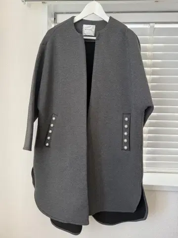 PICCIN 그레이 롱 코트 펄 버튼 포함