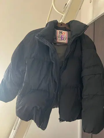 RODEO 블랙 다운 자켓 숏 기장