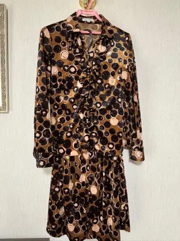 나라 까미체 도트 무늬 프릴 셋업