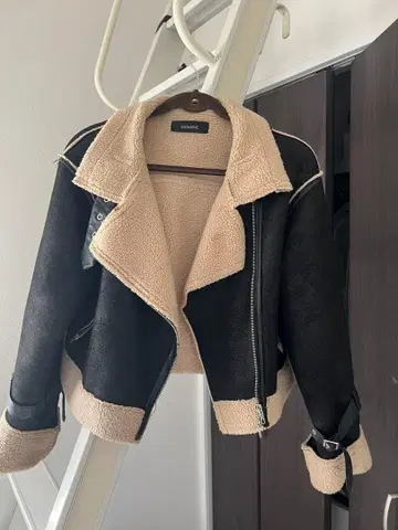 SHAGGIE 무스탕 코트 블랙/베이지