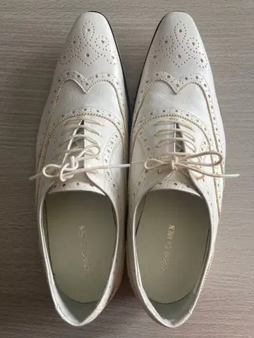 COMME CA MEN 화이트 가죽 윙팁 신발