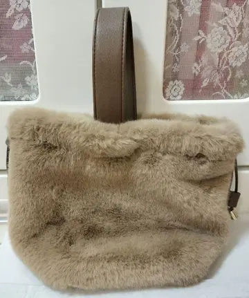 Unbillion 베이지 퍼 토트백