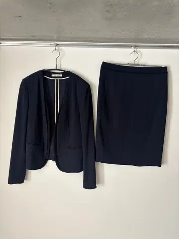 beige cindy 네이비 x 블랙 스커트 수트 사이즈 2