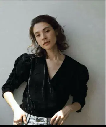 anuke Gather Velour Blouse