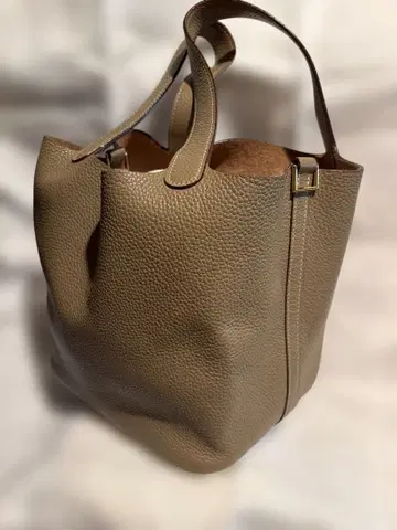 베이지 가죽 핸드백