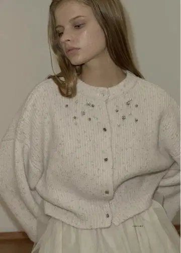 미사용 새상품 willfully 스터드 비쥬 볼륨 슬리브 니트