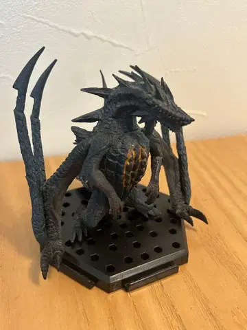 블랙 드래곤 피규어 육각형 스탠드 포함