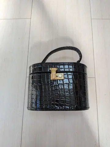 블랙 에나멜 가죽 핸드백 새상품급