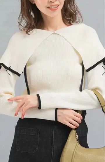 화이트 프릴 긴팔 니트 스웨터