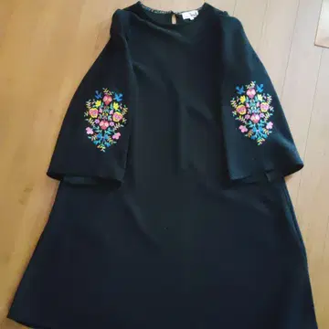 블랙 플레어 슬리브 자수 원피스