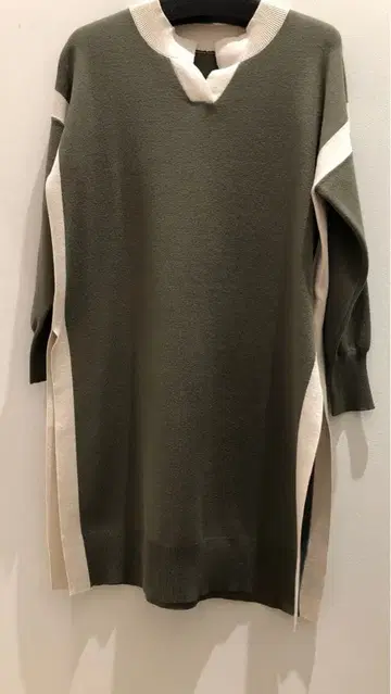 미사용 새상품 쿨 카레안 긴팔 니트