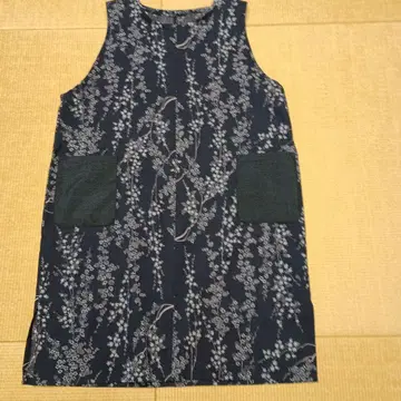 꽃무늬 슬리브리스 튜닉 네이비 루즈핏