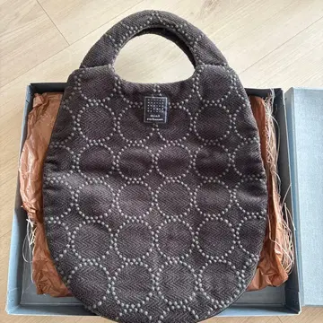 다크 브라운 원형 무늬 핸드백