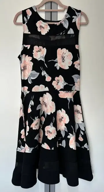 CAMEO ROSE 플레어 스커트 블랙과 핑크 꽃무늬