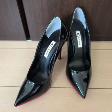 DIANA 블랙 스틸레토 하이힐