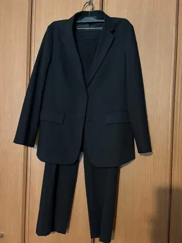 UNIQLO 블랙 수트 S와 L 사이즈