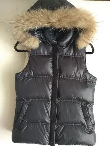 퍼 달린 블랙 다운 베스트