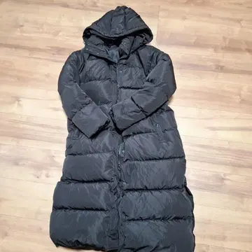 GU 블랙 후드 부착 롱 페더 다운 자켓