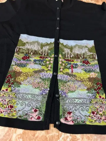 꽃무늬 자수 블랙 니트 가디건 울 100% 미사용. 정가 3만 7천 엔