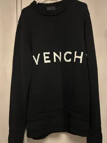 지방시 니트 새상품급