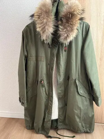 카키색 퍼 달린 모즈 코트