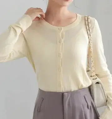 크림색 버튼 달린 긴팔 가디건