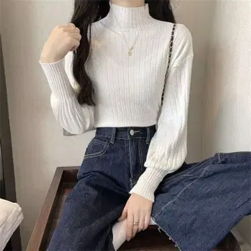 화이트 리브 터틀넥 스웨터