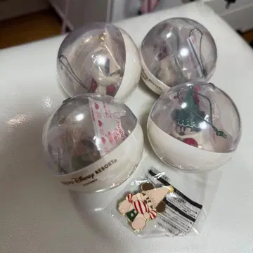 디즈니 크리스마스 2024 릴린린 캡슐 토이 핀 배지