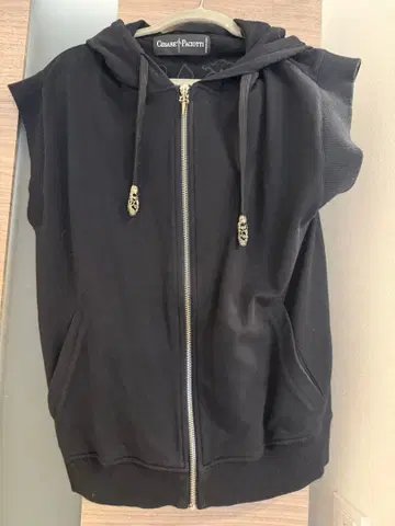 장식적인 지퍼 손잡이의 블랙 베스트