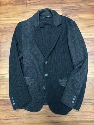 THE ESSENCE 다크 그레이 테일러드 자켓